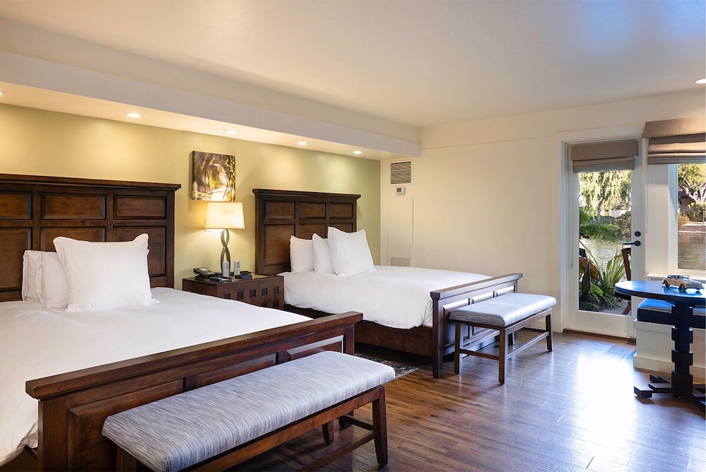 Superior, Pavilion, 2 Queen Beds