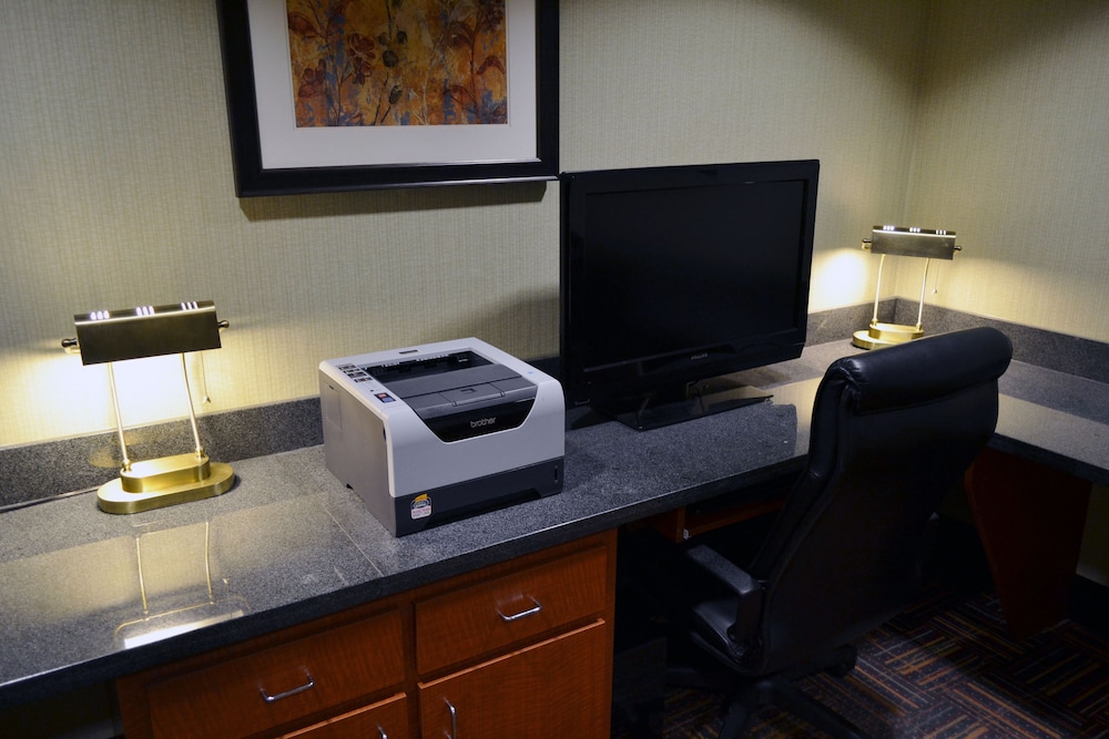 Holiday Inn Express Suites Center Township 64/78