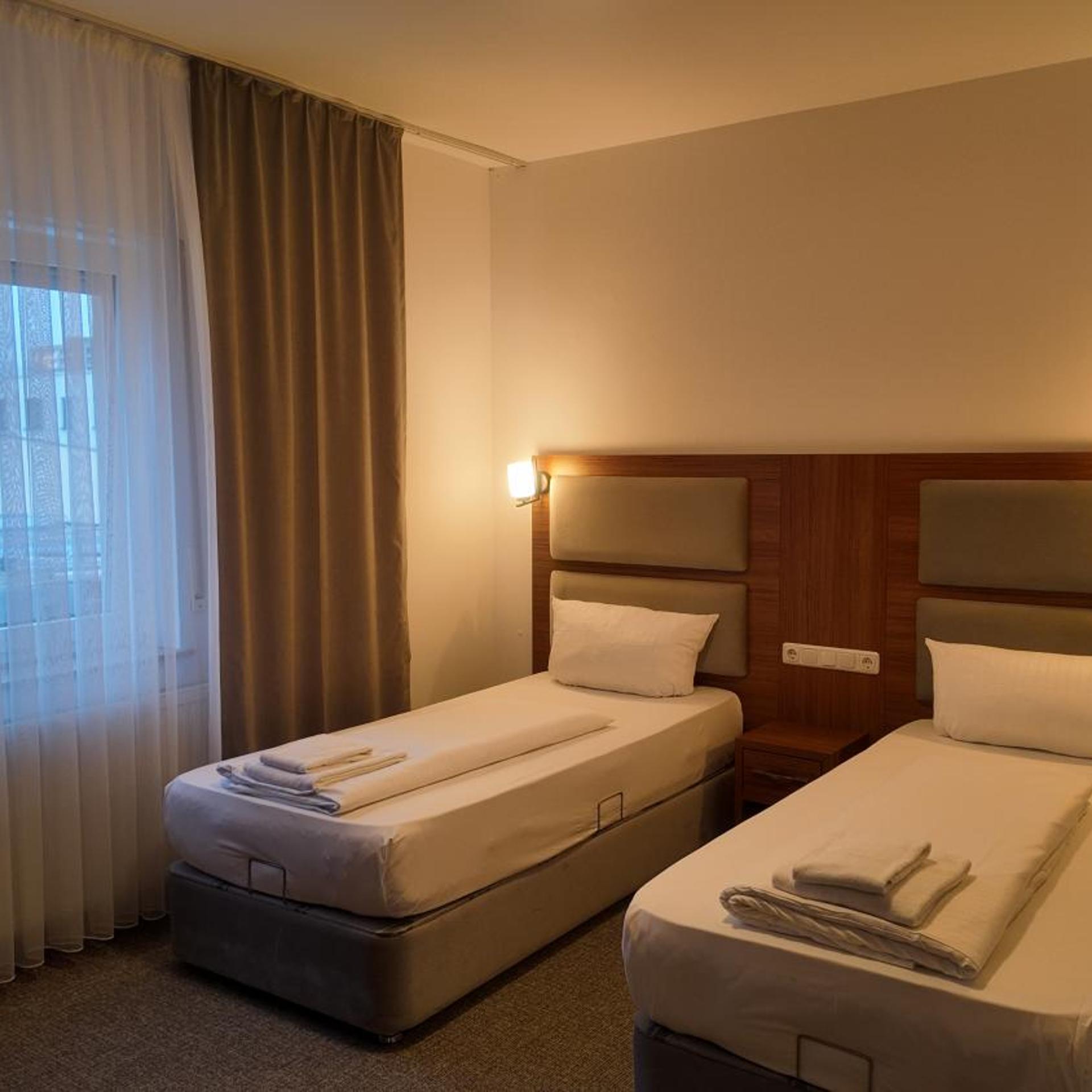 ECONOMY, TWIN BEDS