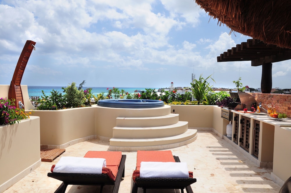 El Taj Oceanfront & Beachside Condo Hotel 7/74
