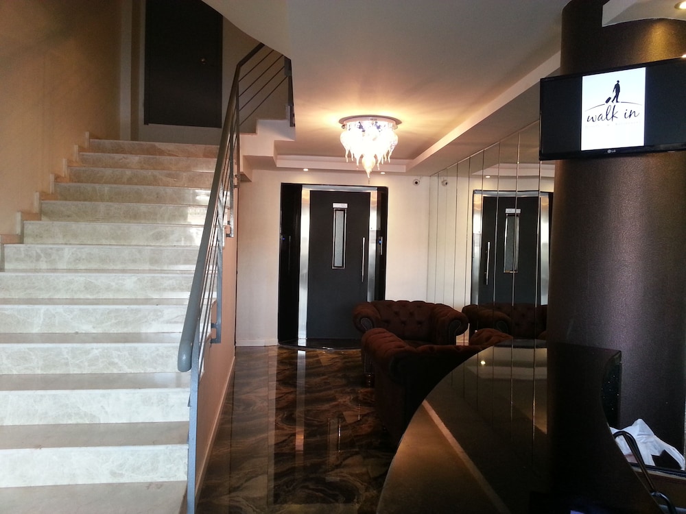 Walk In Hotel 37/44