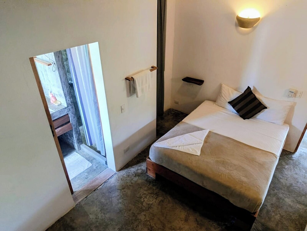 Wood, Deluxe, Queen Bed
