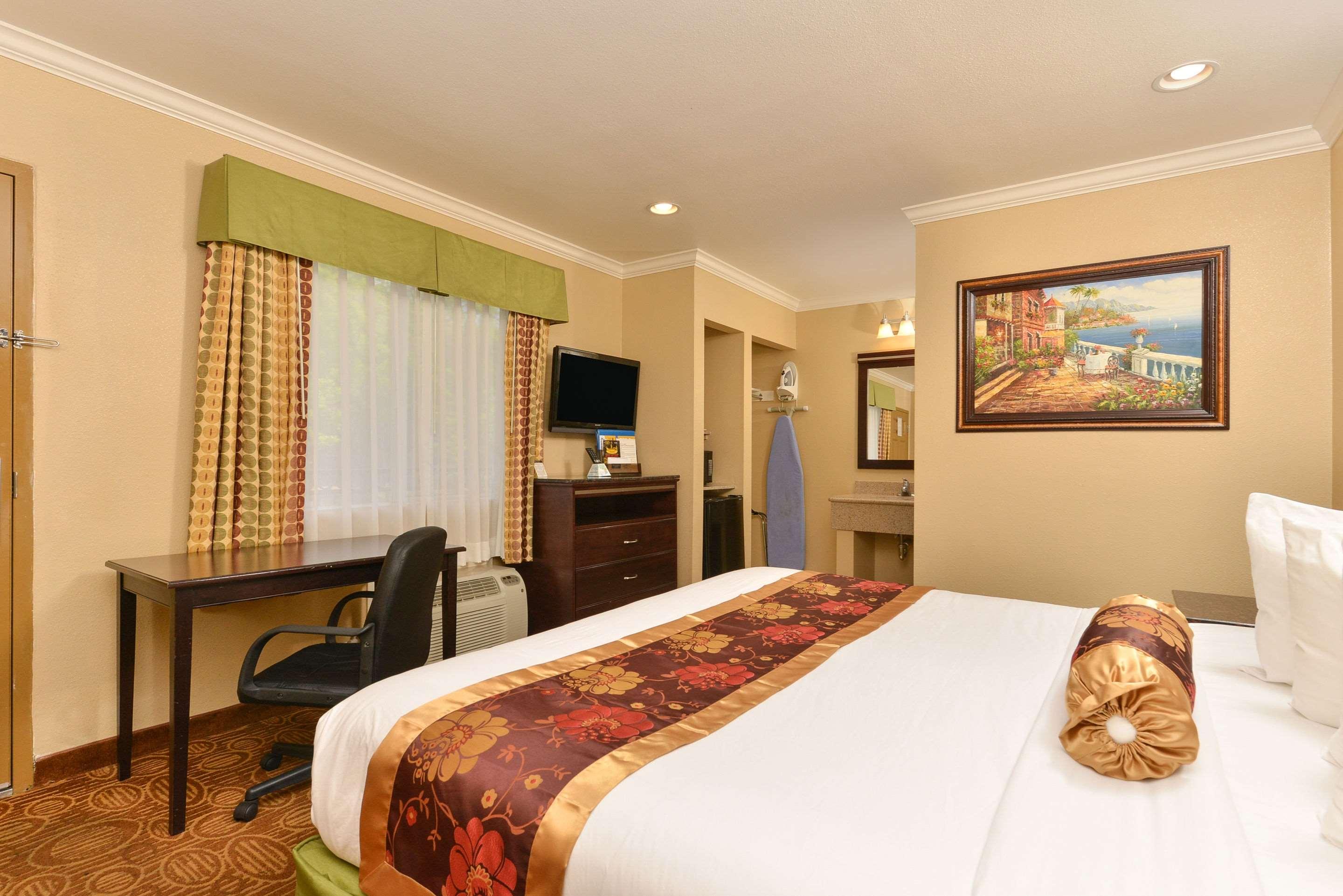 ROOM, KING BED