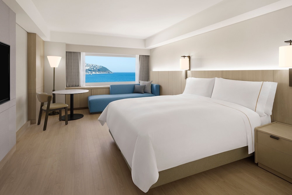 Ondol, Beach, Deluxe, King Bed, Beach View