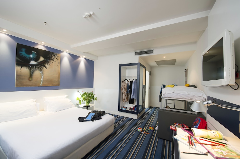 Neo Hotel 8/75