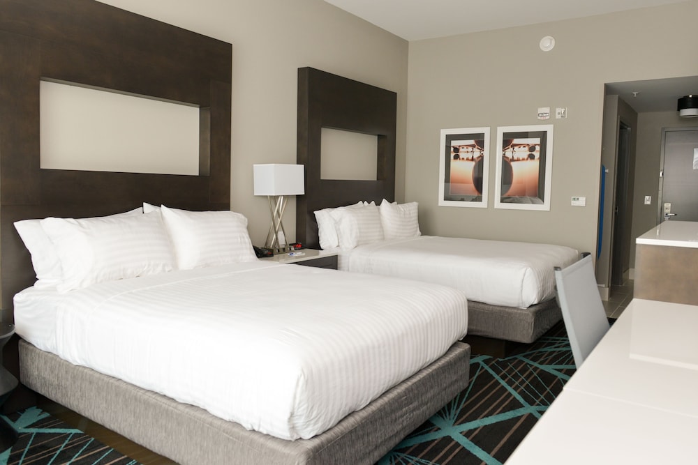 Holiday Inn Express And Suites Charlotte Airport 20/58