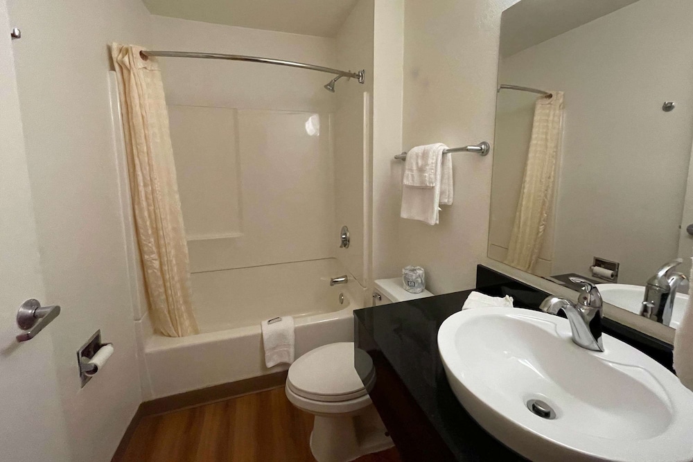 Travelodge by Wyndham Madison Heights MI 41/41