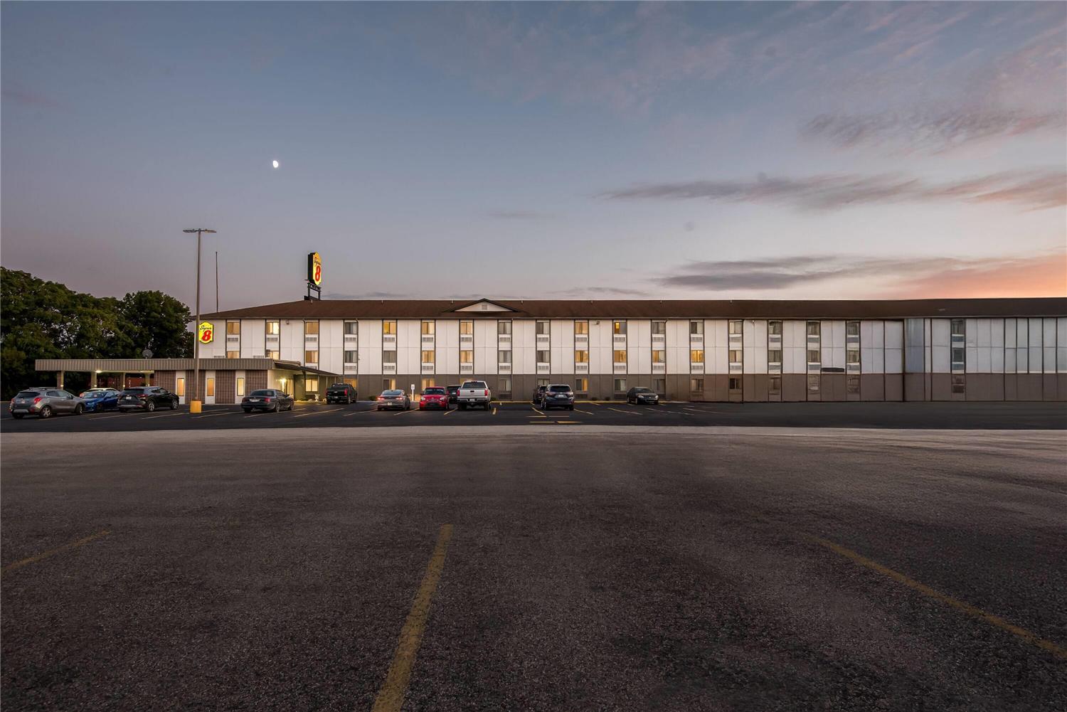 Super 8 By Wyndham Terre Haute 5/22