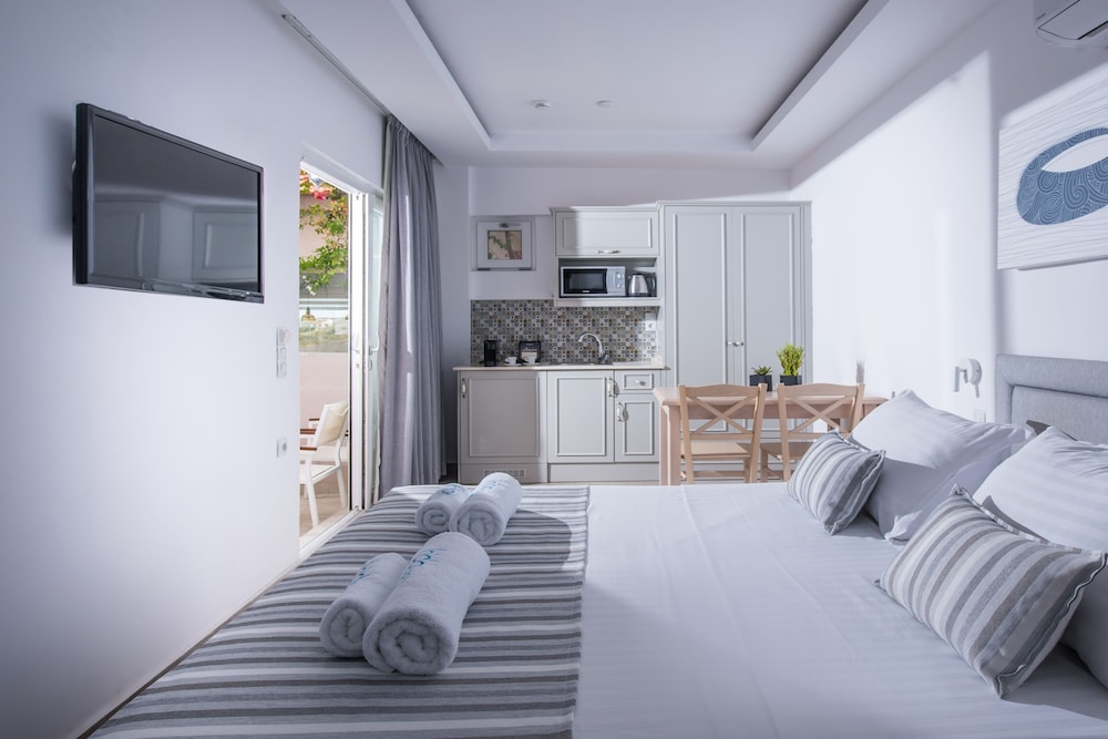 Guest Room, Superior, Double Bed, Lateral Side Sea View