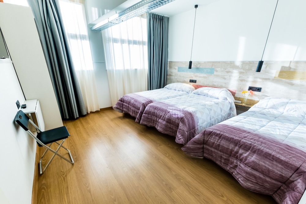 ROOM, TRIPLE, SHARED BATHROOM