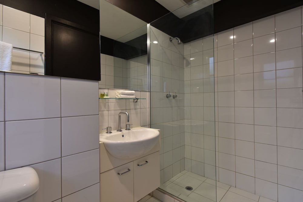 1 BEDROOM, SUITE