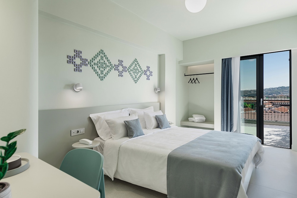 ROOM, DOUBLE OR TWIN BED, CITY VIEW