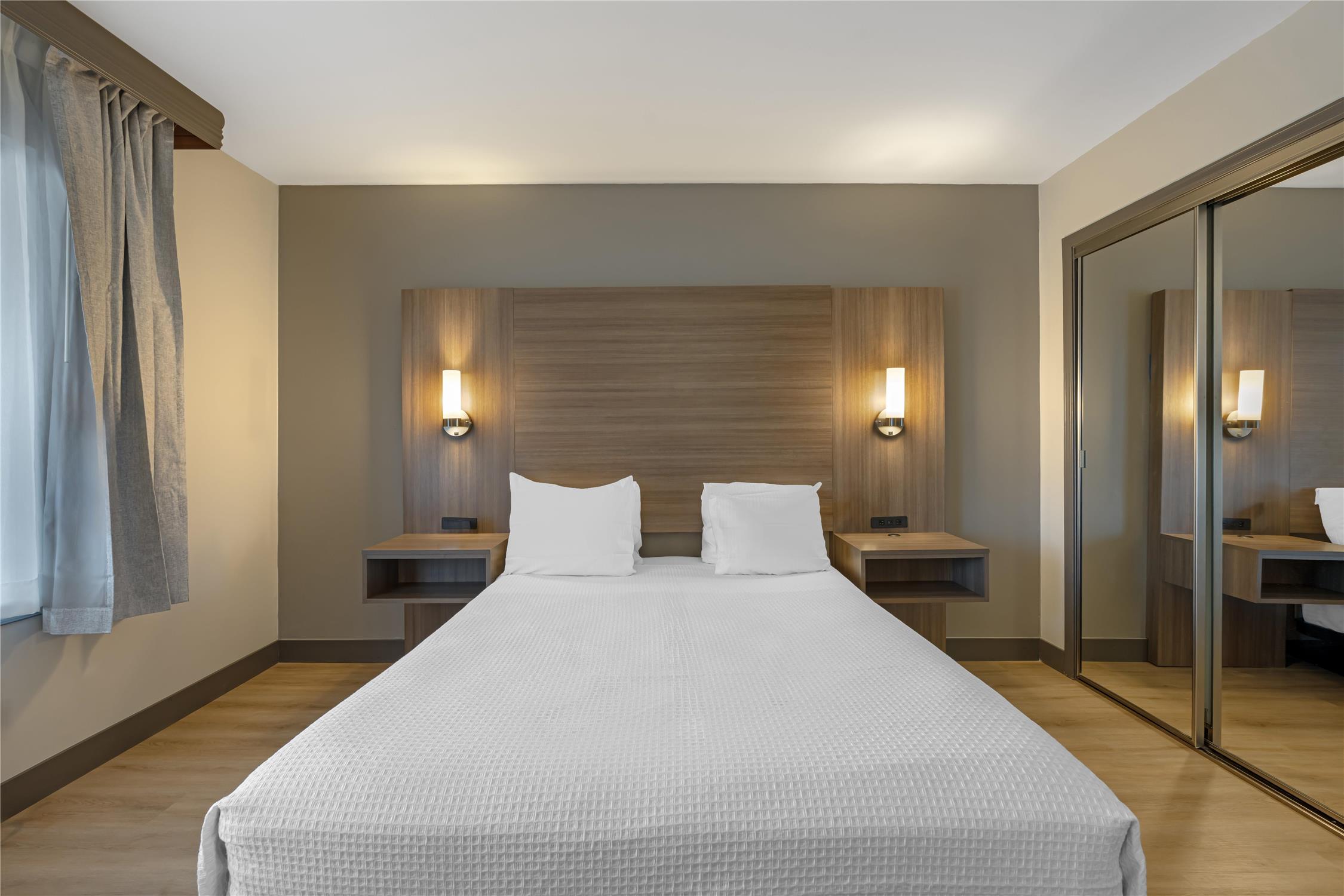 غرفة بسرير كوين لذوي الإعاقة