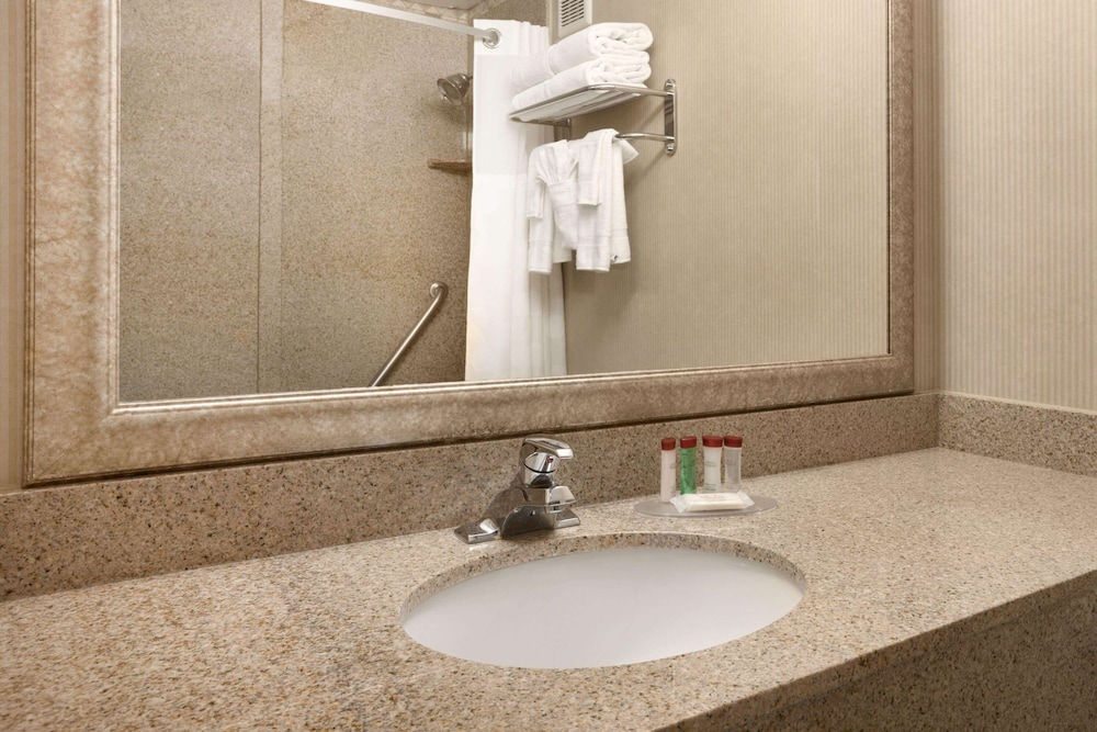 Ramada By Wyndham Newark/Wilmington 12/34