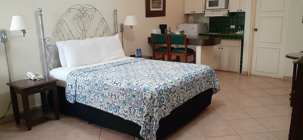BUSINESS, STUDIO, QUEEN BED