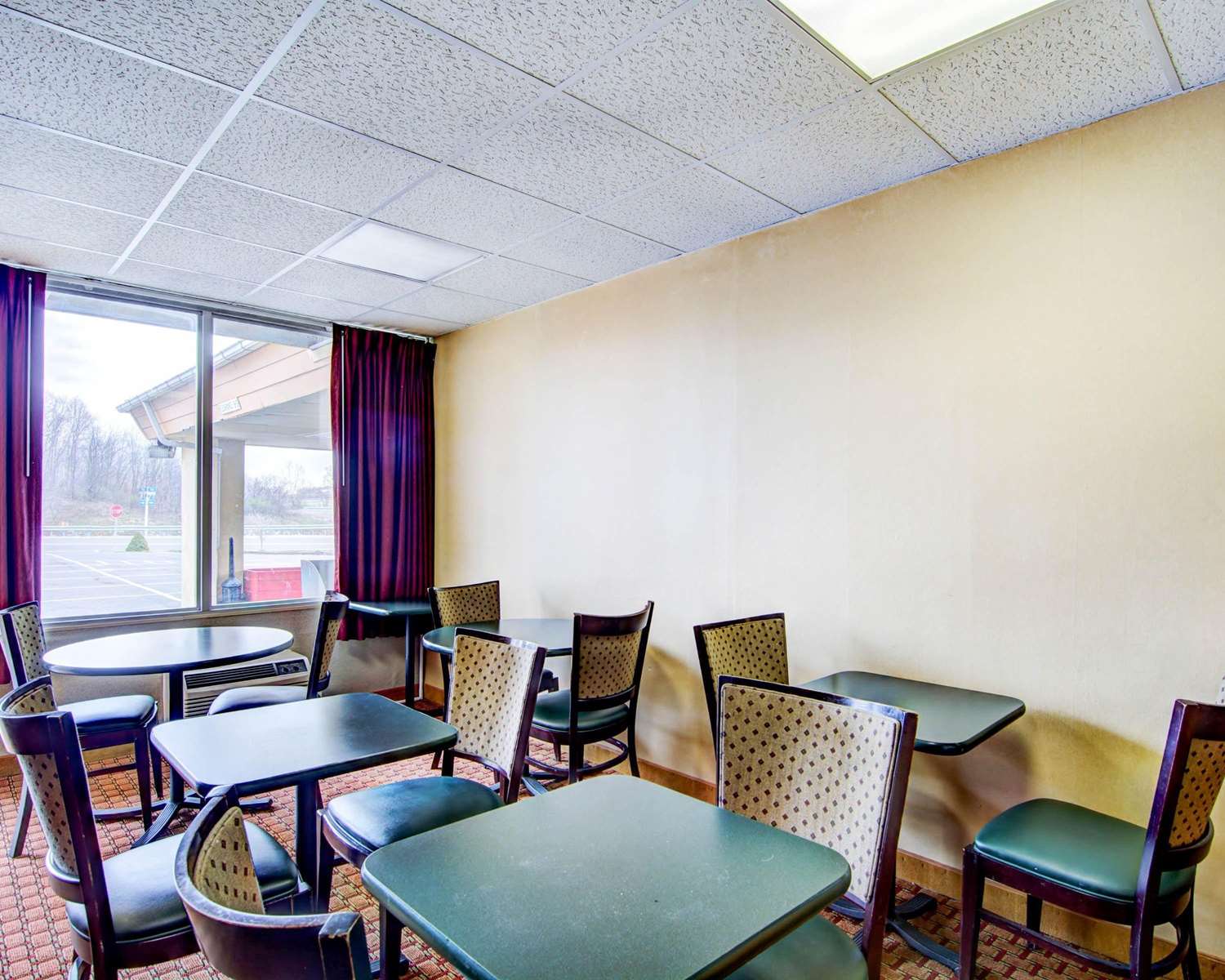 Econo Lodge Wytheville I-77 & I-81 17/21