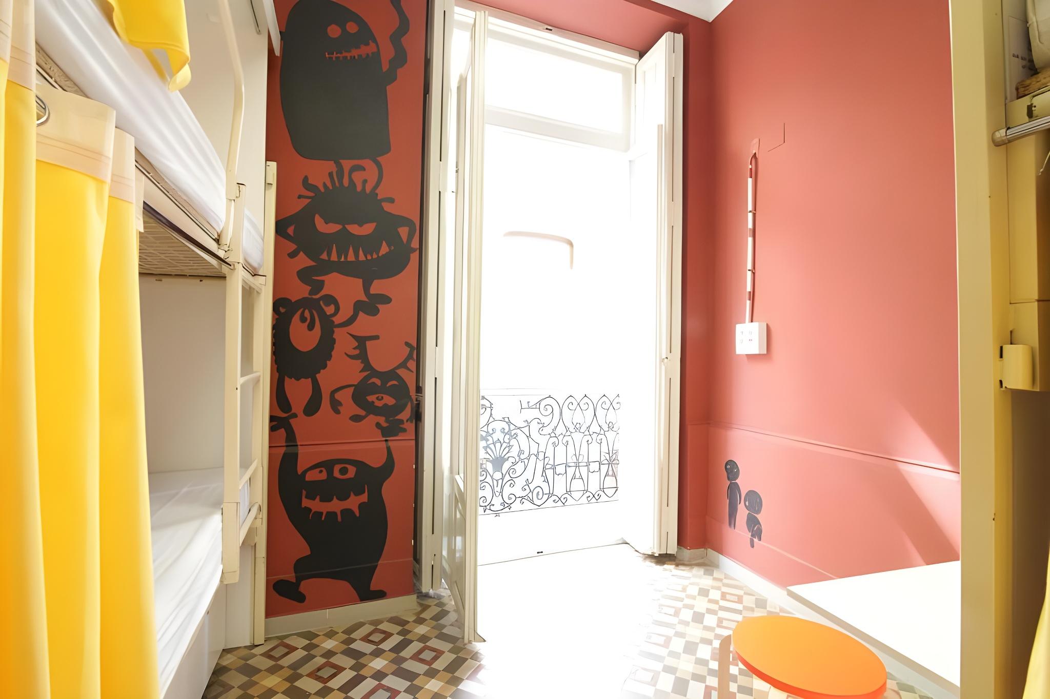 Mixed Dorm, 4 People, Shared Bathroom
