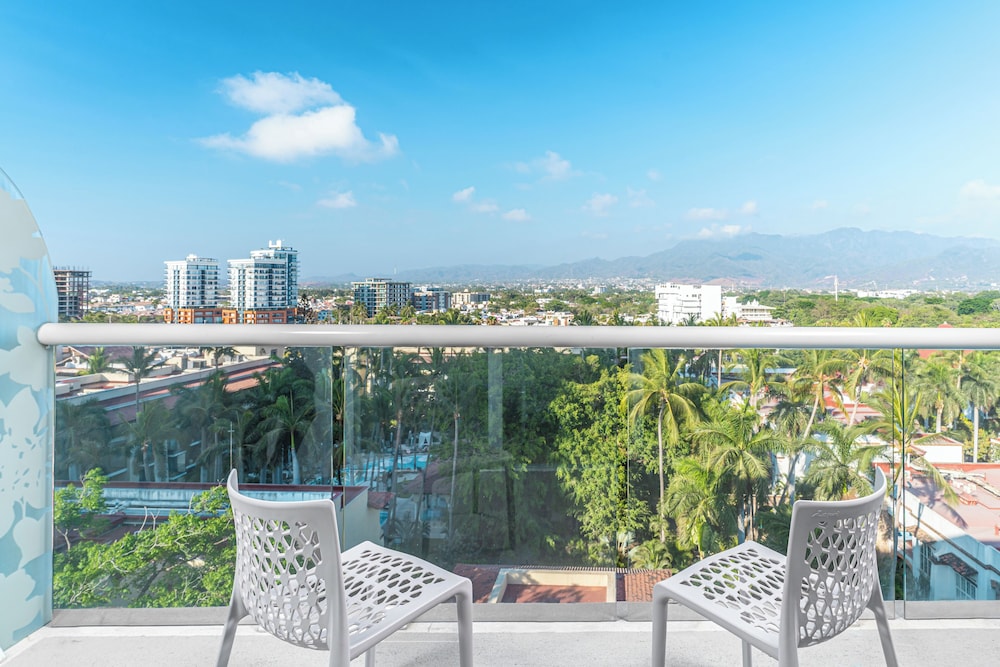 Krystal Grand Puerto Vallarta 40/44