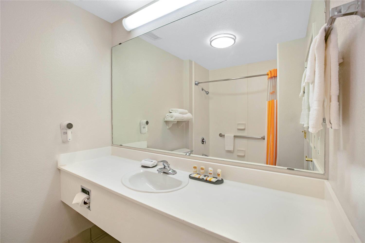 La Quinta Inn & Suites by Wyndham DFW Airport South / Irving 50/52