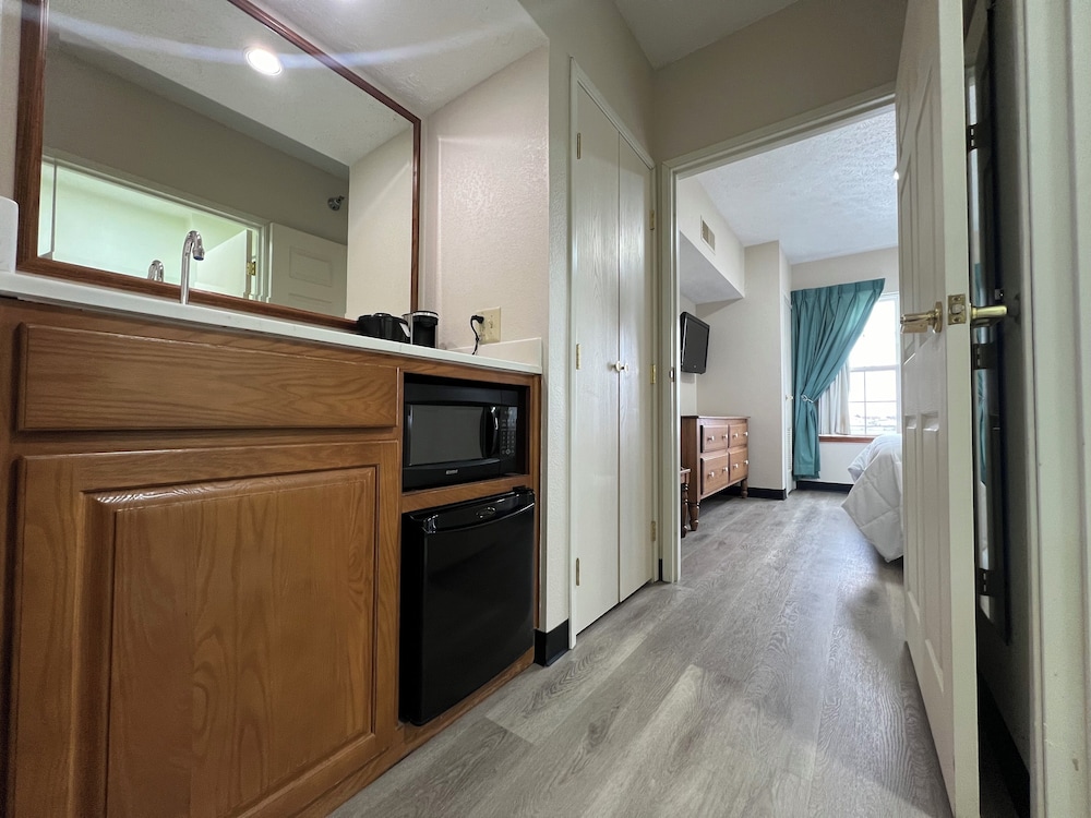 Van Buren Hotel 2/50