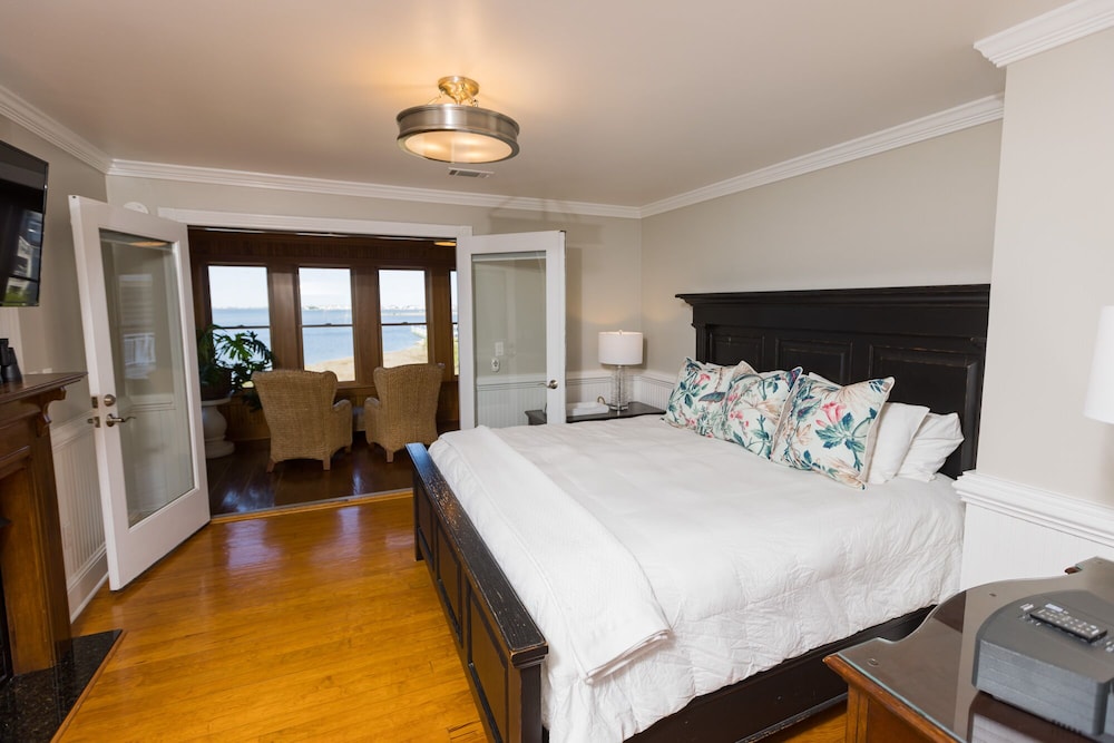 The Burrus House Inn Waterfront Suites 17/50