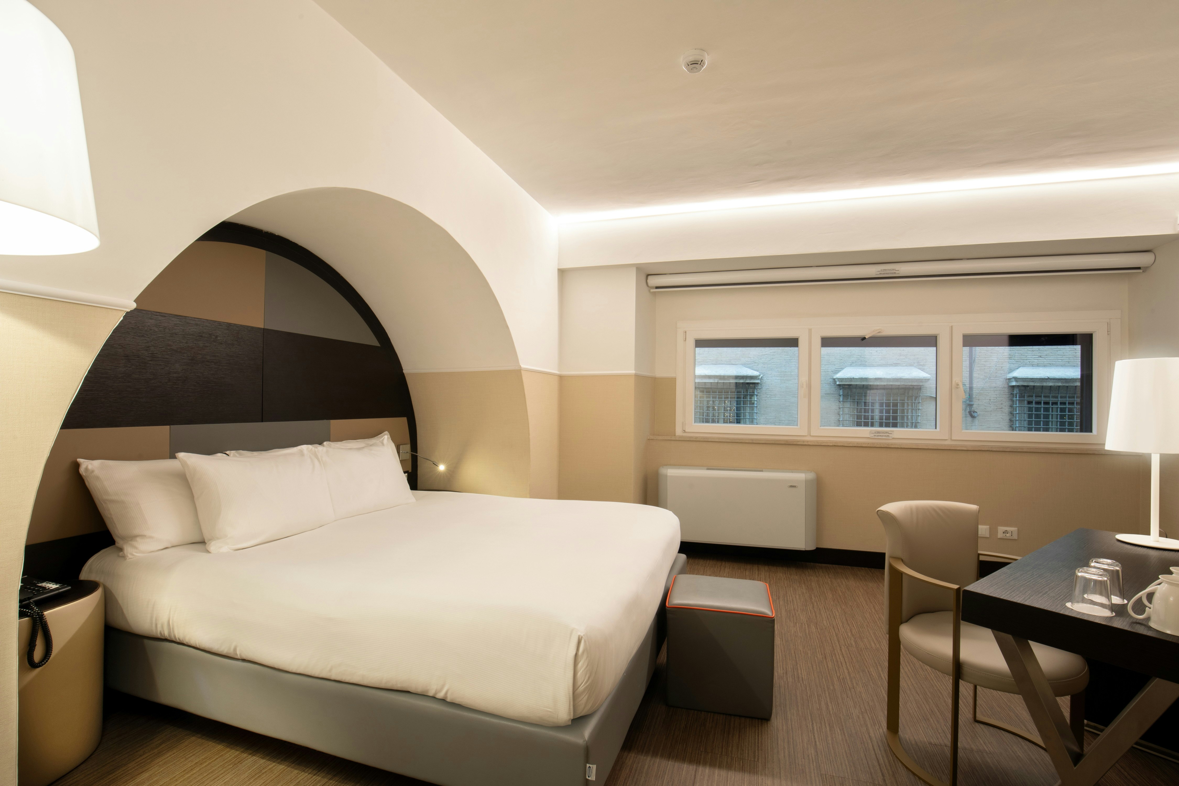 JUNIOR SUITE, KING BED
