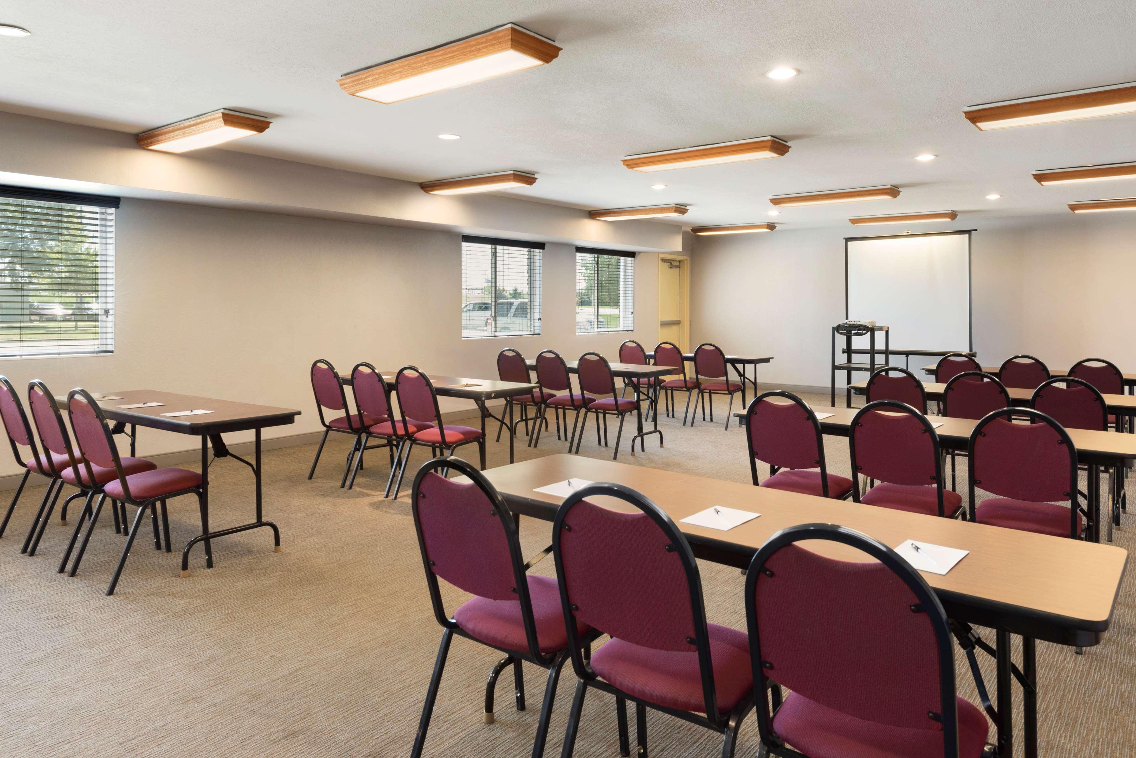 Country Inn Suites By Radisson Cedar Rapids Airport Ia 40/42