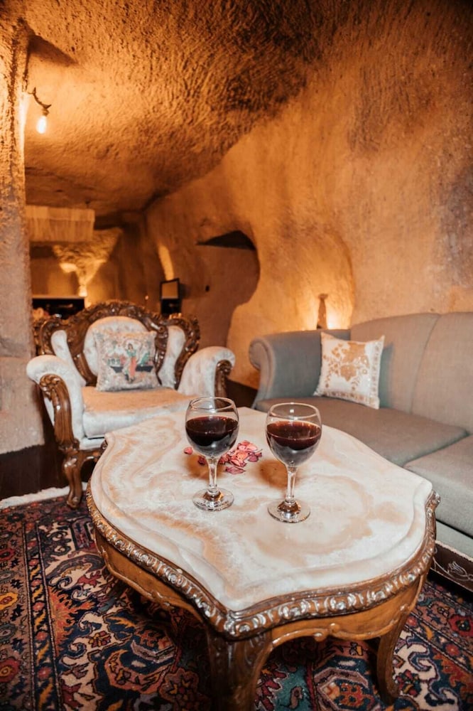 Amor Cave House 50/50