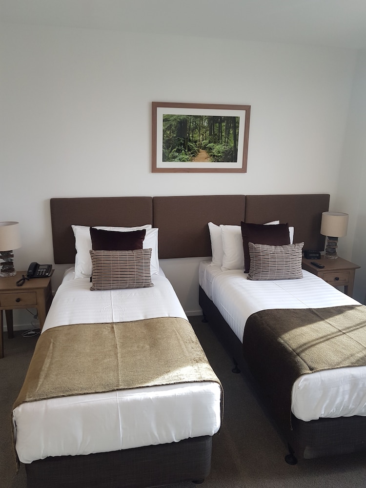 ROOM, TWIN BEDS