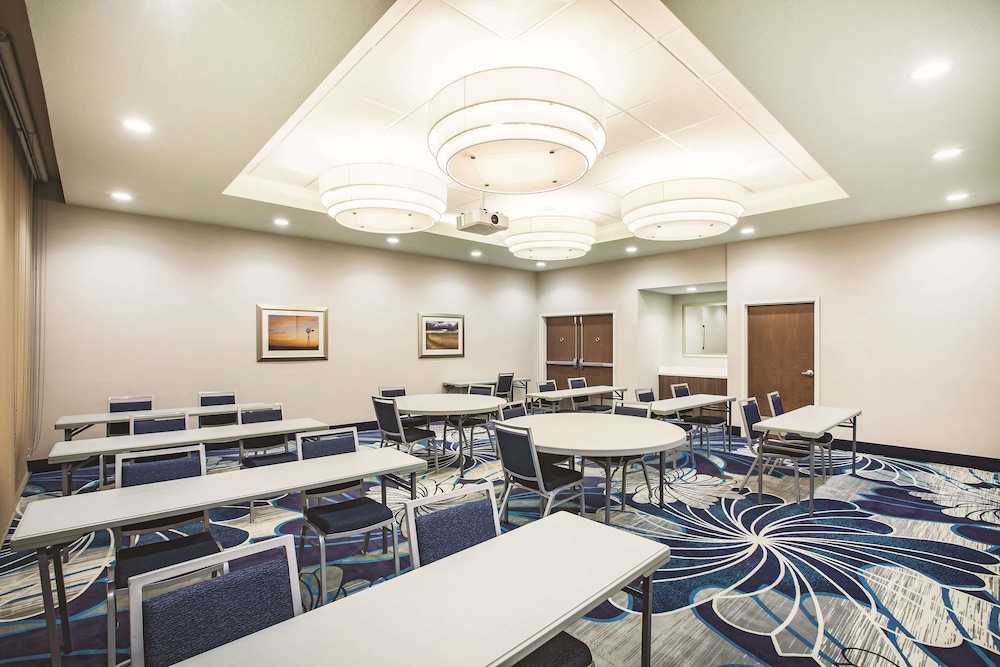 La Quinta Inn And Suites By Wyndham Wichita Northeast 30/37