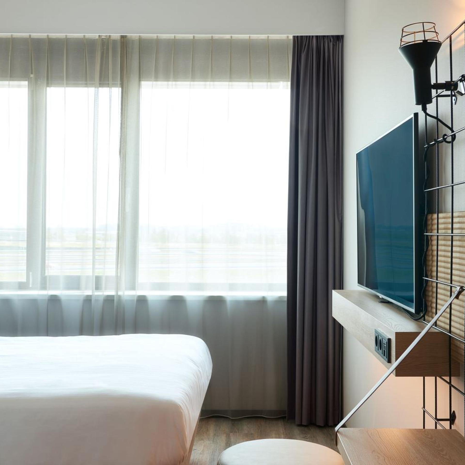 Moxy, Queen Bed