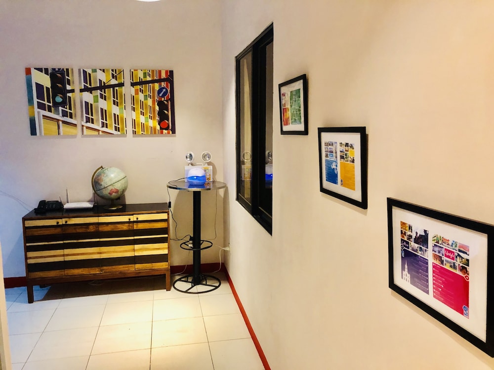 Hometown Hotel Bacolod - Lacson 7/74