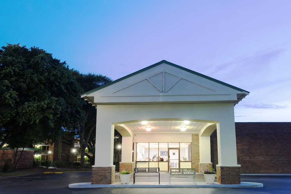 Days Inn by Wyndham Mt Pleasant-Charleston-Patriots Point 2/26