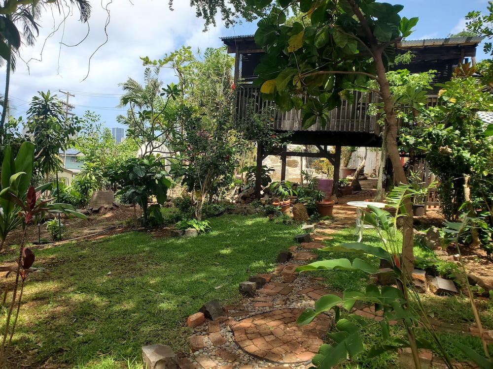 Manoa Valley Inn 50/60