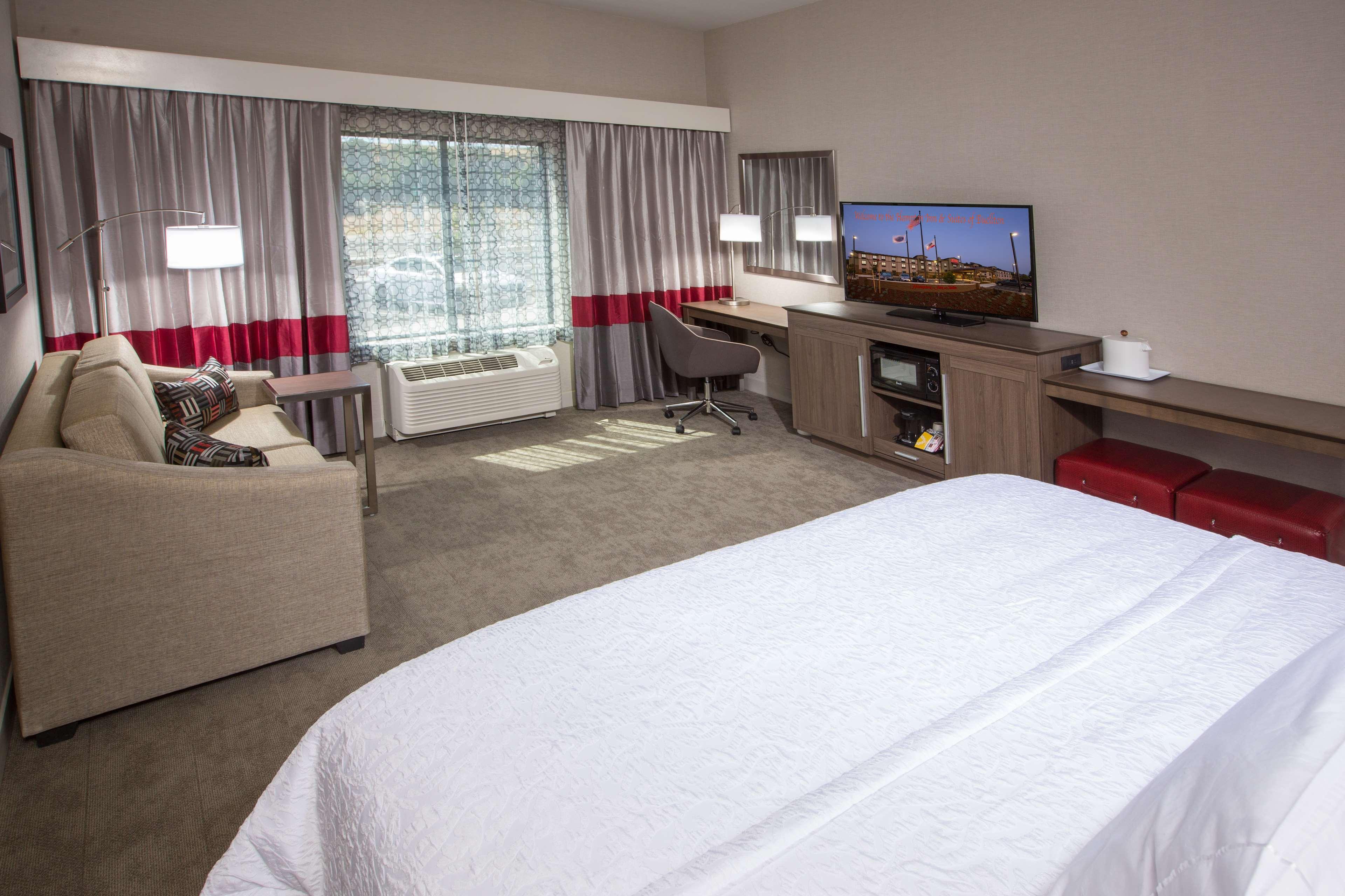 Wet, Studio, Suite, King Bed, Mountain View