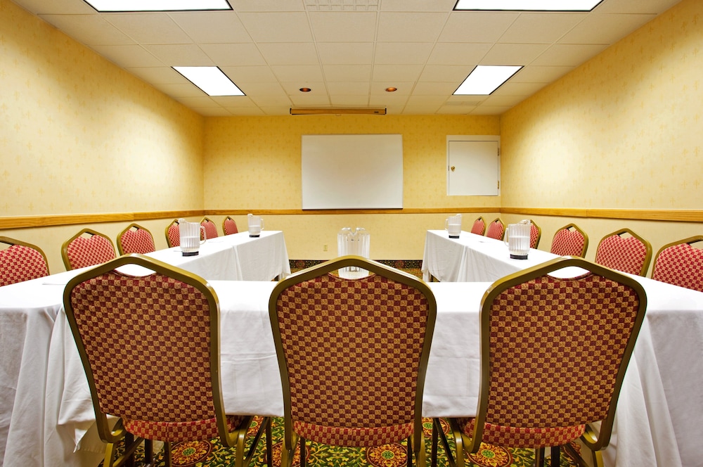 Candlewood Suites Grand Rapids Airport, an IHG Hotel 40/53