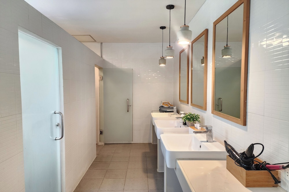 Ease Hostel 32/34