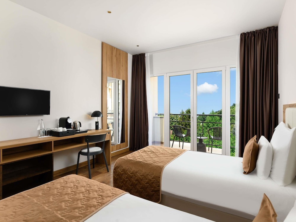 غرفة قياسية بسريرين منفصلين بإطلالة على المسبح بشرفة، Movenpick Resort and Spa Fruske Terme 5/6
