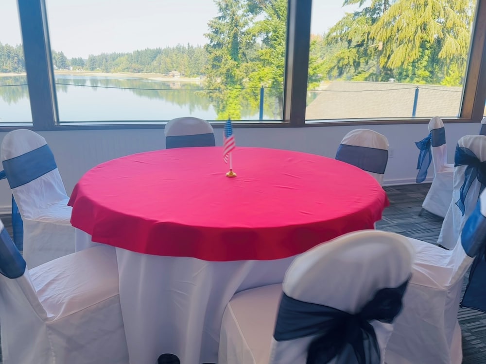 Oyster Bay Inn & Suites 50/70