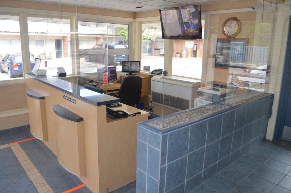 Travelodge by Wyndham Niagara Falls at the Falls 6/35