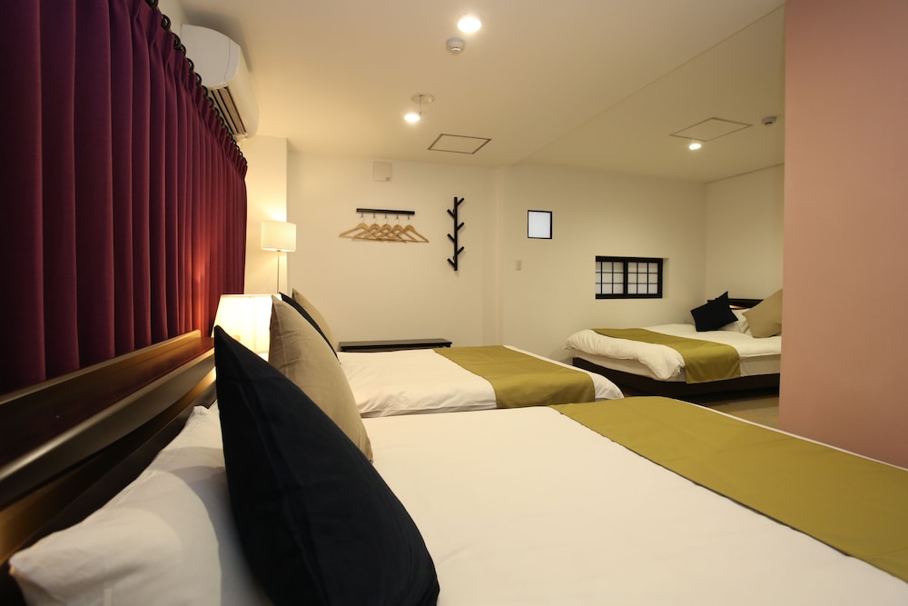 DELUXE, TRIPLE, 3 DOUBLE BEDS