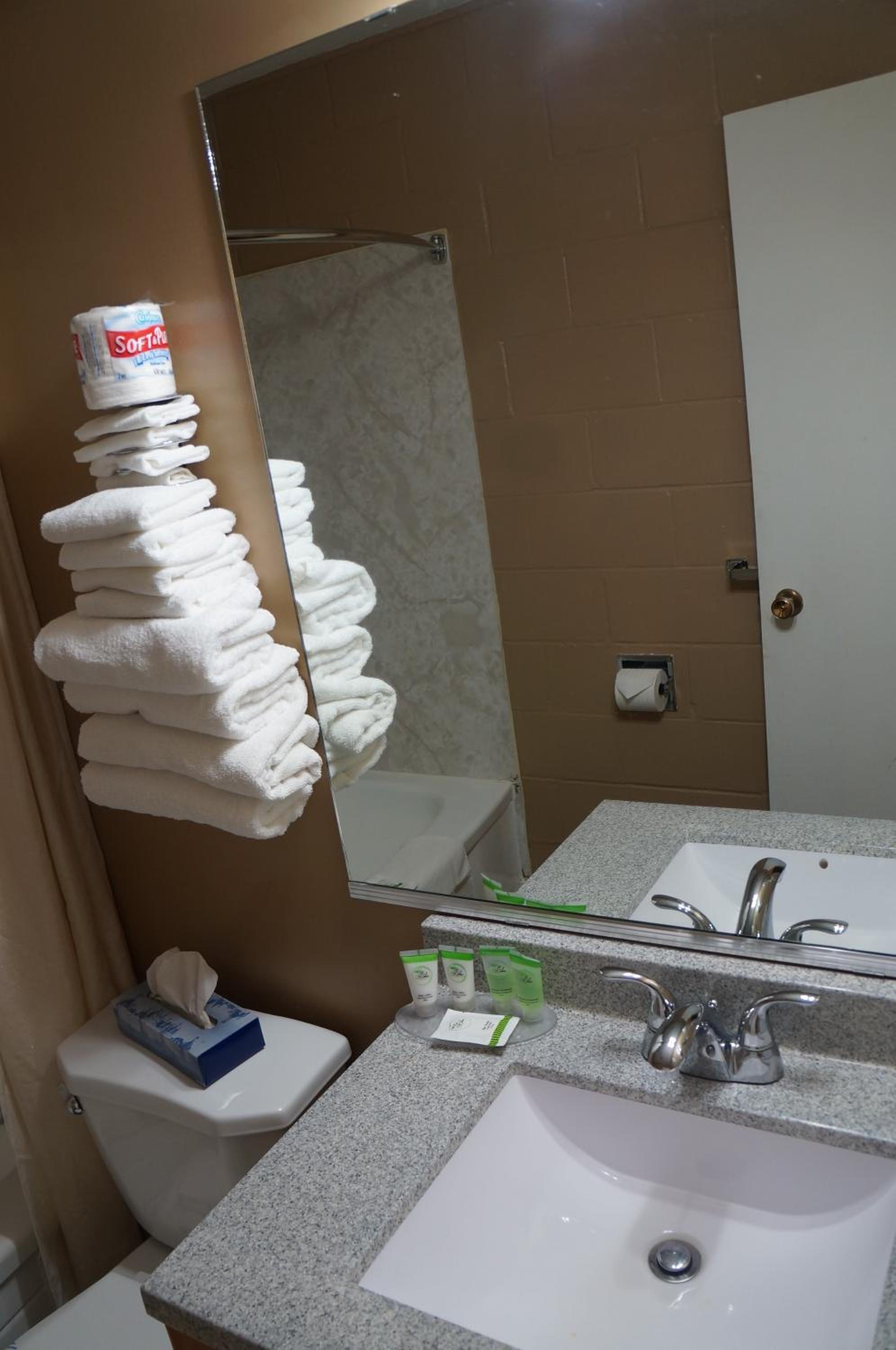 غرفة بسرير كوين، Westward Inn Suites 7/7