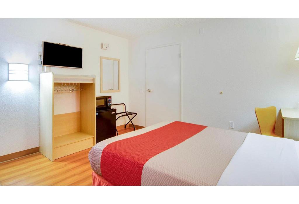 Room, Queen Bed, Smoking, Motel6 Tacoma, WA - Fife 6/10