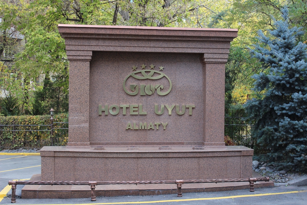 Uyut Hotel 9/69