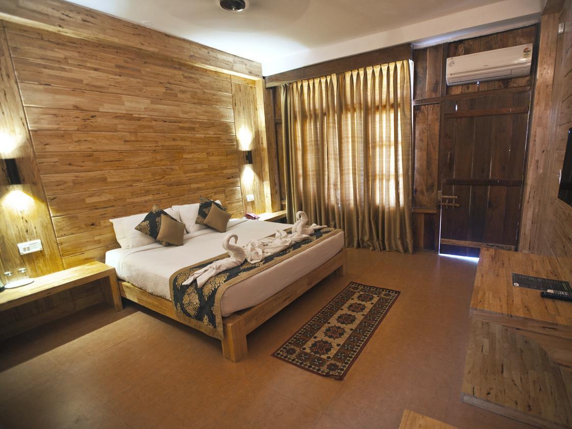 House, Queen Bed
