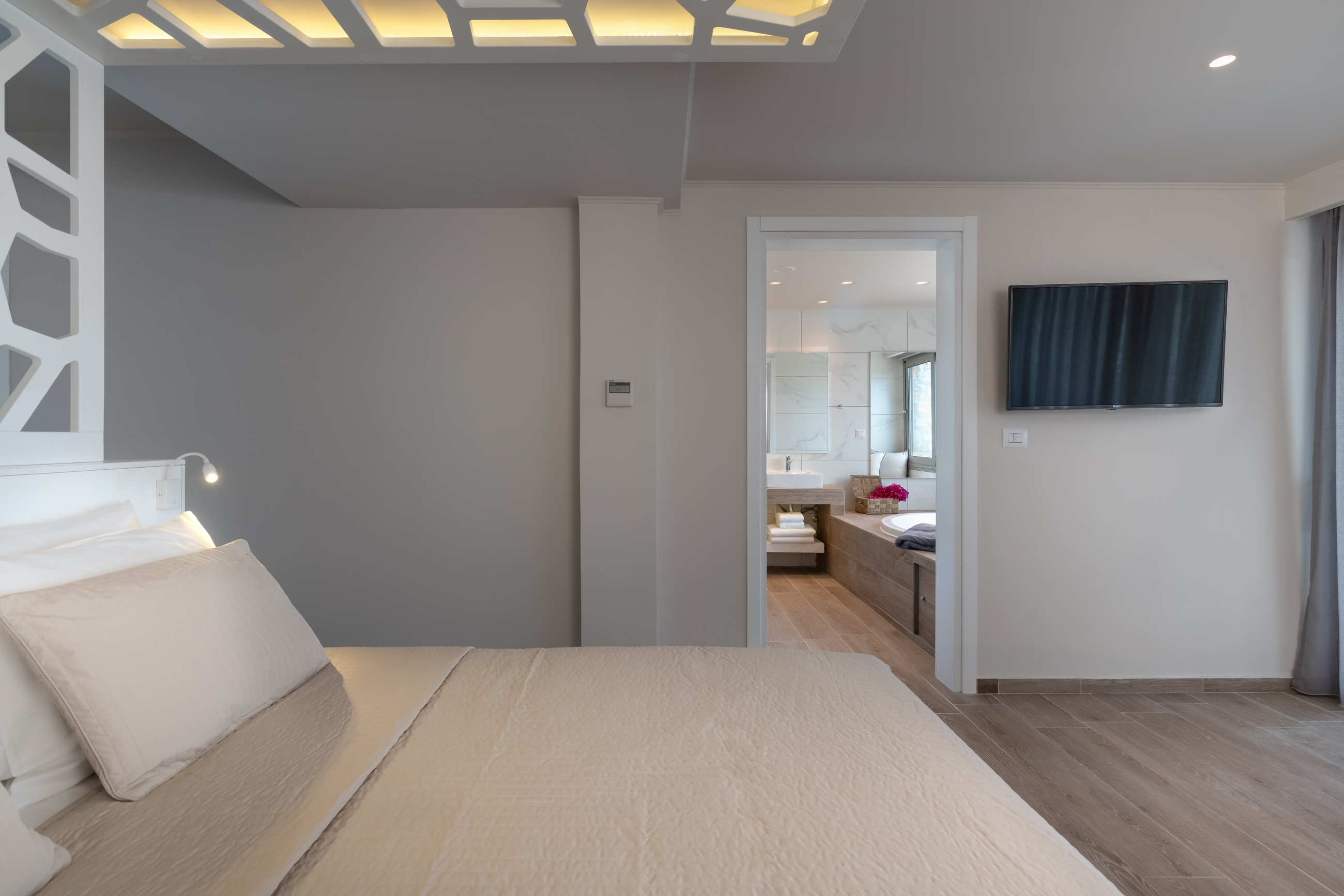 DELUXE, SUITE, JETTED TUB