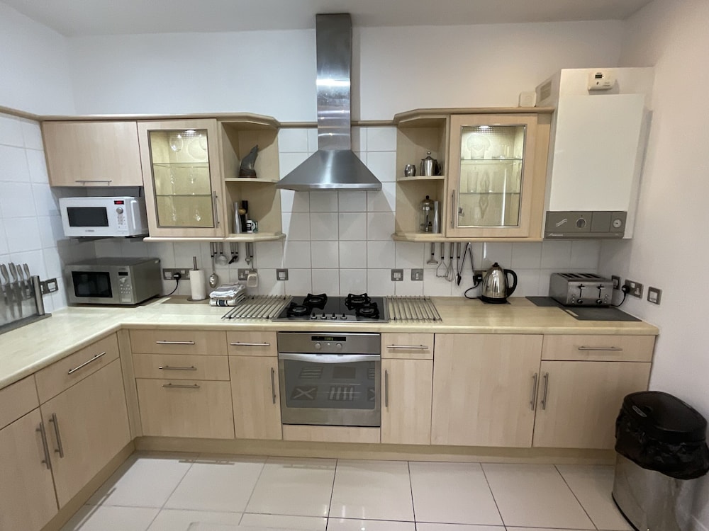 Earle House Serviced Apartments 48/50