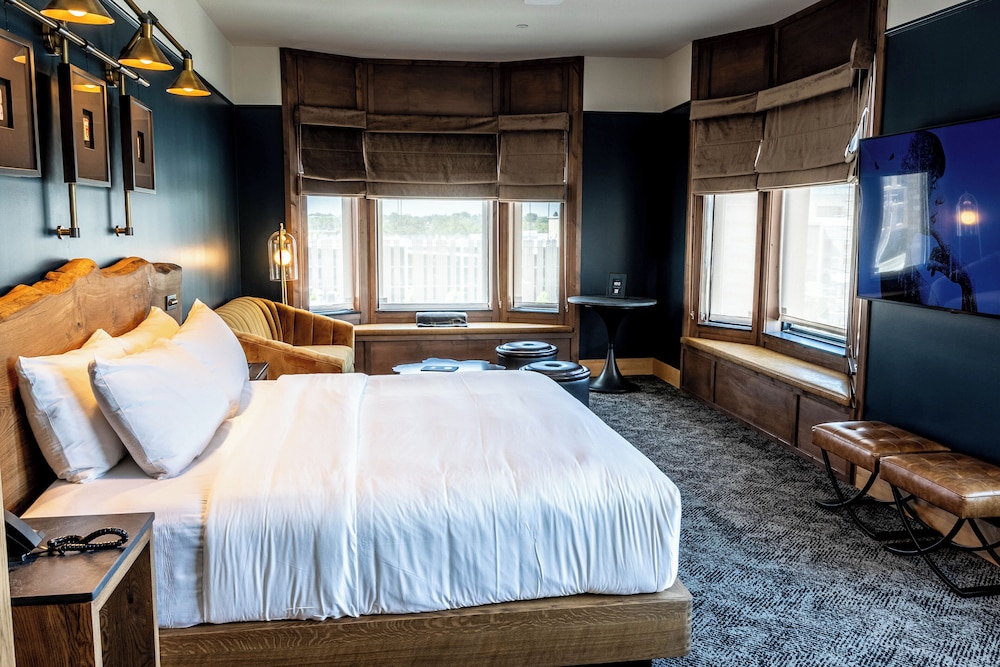 Hotel Renegade 20/50