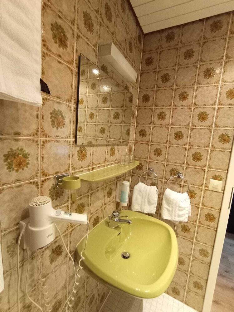 غرفة عصرية عائلية بسرير مزدوج وسرير فردي بشرفة، Hotel Waldblick 5/10