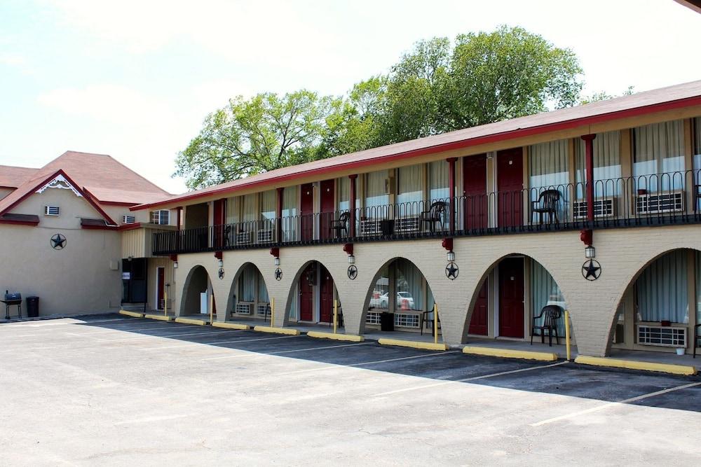 Executive Inn and Suites 6/43